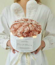 Lade das Bild in den Galerie-Viewer, Rabbit Ears Rose Bouquet ITDinos®