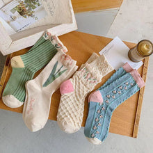 Lade das Bild in den Galerie-Viewer, Retro-Baumwollsocken mit Tulpenblumenmuster