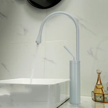 Lade das Bild in den Galerie-Viewer, Wasserhahn mit Wassertropfen in gebürstetem Gold für Aufsatzwaschbecken