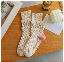 Lade das Bild in den Galerie-Viewer, Retro-Baumwollsocken mit Tulpenblumenmuster