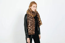 Lade das Bild in den Galerie-Viewer, Women&#39;s Thick Leopard Print Scarf and Shawl - Autumn/Winter
