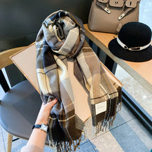 Lade das Bild in den Galerie-Viewer, Winter Women’s Plaid Scarf - Thick &amp; Warm Long Shawl

