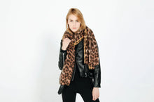 Lade das Bild in den Galerie-Viewer, Women&#39;s Thick Leopard Print Scarf and Shawl - Autumn/Winter
