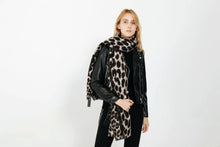 Lade das Bild in den Galerie-Viewer, Women&#39;s Thick Leopard Print Scarf and Shawl - Autumn/Winter
