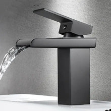 Lade das Bild in den Galerie-Viewer, European All-Copper Waterfall Faucet in Black Gold Chrome
