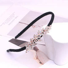 Lade das Bild in den Galerie-Viewer, Butterfly Hair Band with Rhinestone Clips
