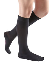 Lade das Bild in den Galerie-Viewer, mediven Comfort for Women 20-30 mmHg – Closed Toe Leg Circulation Knee High Compression Stockings for Women Semi-Transparent Leg Support Compression Hosiery  III-Extra Wide Black
