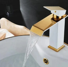 Lade das Bild in den Galerie-Viewer, European-Style All Copper Basin Faucet with Waterfall
