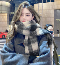 Lade das Bild in den Galerie-Viewer, Farbblockierter karierter Schal für Atmosphäre (einteilig)
