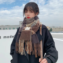 Lade das Bild in den Galerie-Viewer, Winter Women’s Plaid Scarf - Thick &amp; Warm Long Shawl
