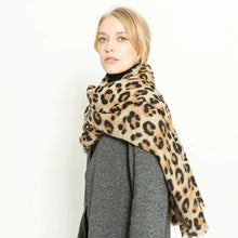 Lade das Bild in den Galerie-Viewer, Women&#39;s Thick Leopard Print Scarf and Shawl - Autumn/Winter
