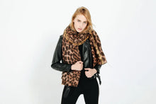 Lade das Bild in den Galerie-Viewer, Women&#39;s Thick Leopard Print Scarf and Shawl - Autumn/Winter
