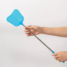 Lade das Bild in den Galerie-Viewer, Banana-Shaped Telescopic Fly Swatter for Insect Control ITDinos®
